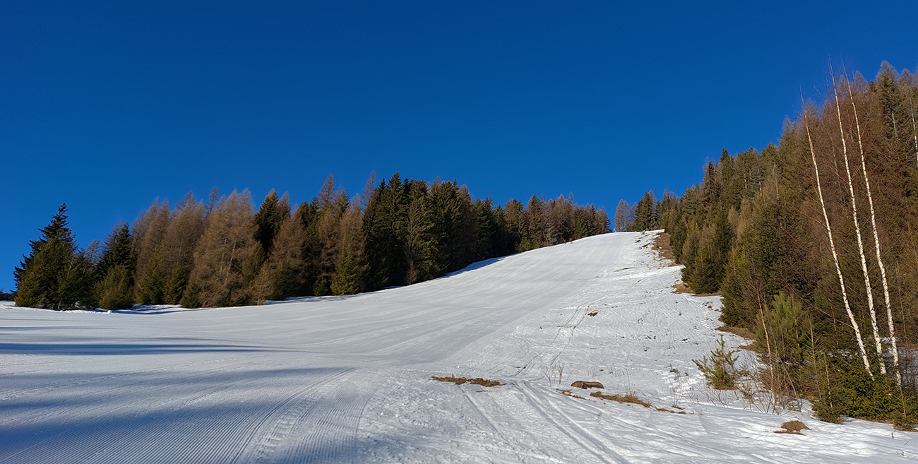 Zjazdovkou hore – betónový, firnový menčester. Zjazdovkou_hore_–_betónový,_firnový_menčester._