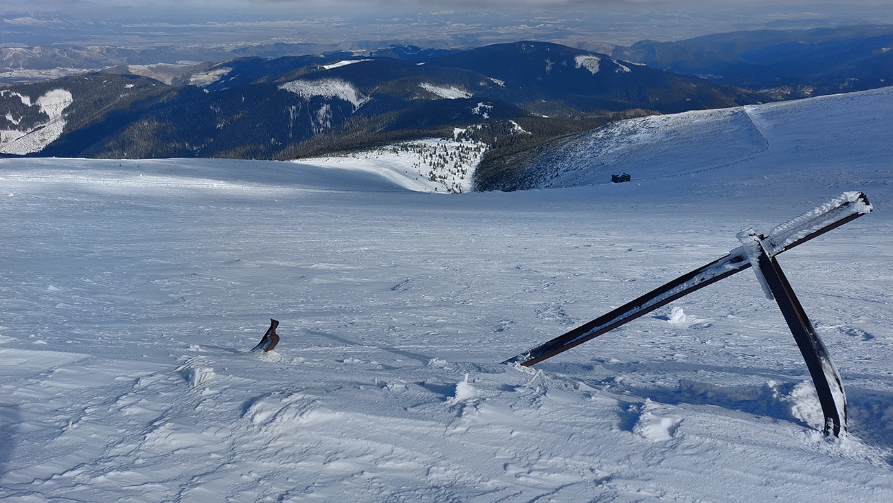 Radšej obchádzam vysielač a mierim dole tadeto, kde je zábradlie rozbité. Radšej_obchádzam_vysielač_a_mierim_dole_tadeto,_kde_je_zábradlie_rozbité.
