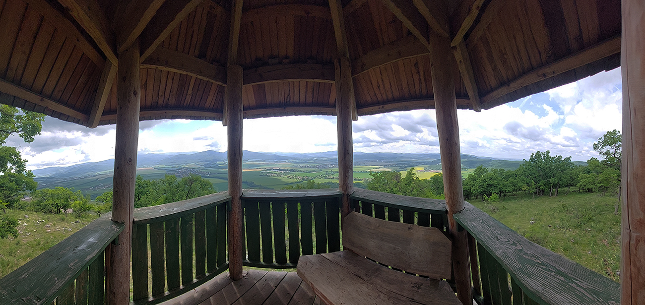 Panorámy_smerom_na_juh,_od_Vtáčnika_po_Považský_Inovec.