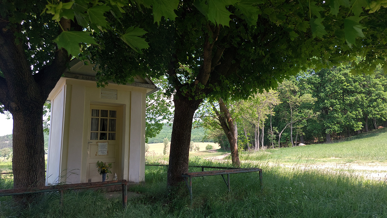 Cesta_podhorím_vedie_aj_popri_tejto_kaplnke...