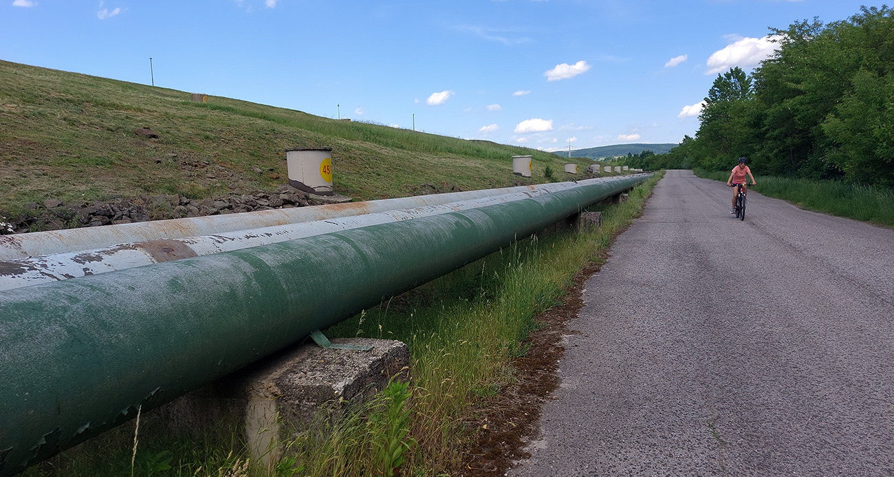 Výklus_do_Zemianskych_Kostolian:_vpravo_tečie_Nitra,_vľavo_kokteil_vody_a_popolčeka.