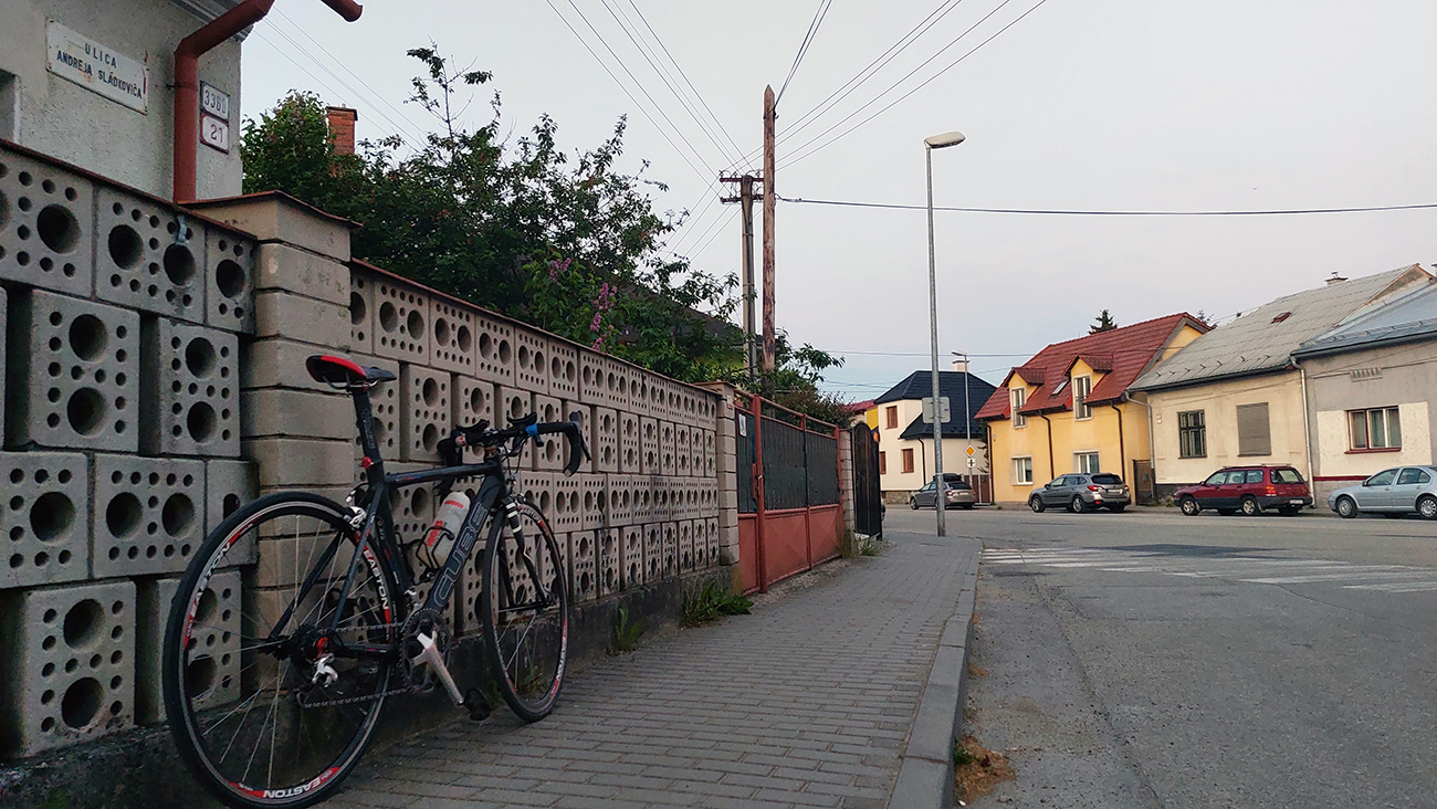 Symbolický_štart_v_staršej_časti_Vrútok._Pol_piatej_ráno,_trochu_mrzne_:-)