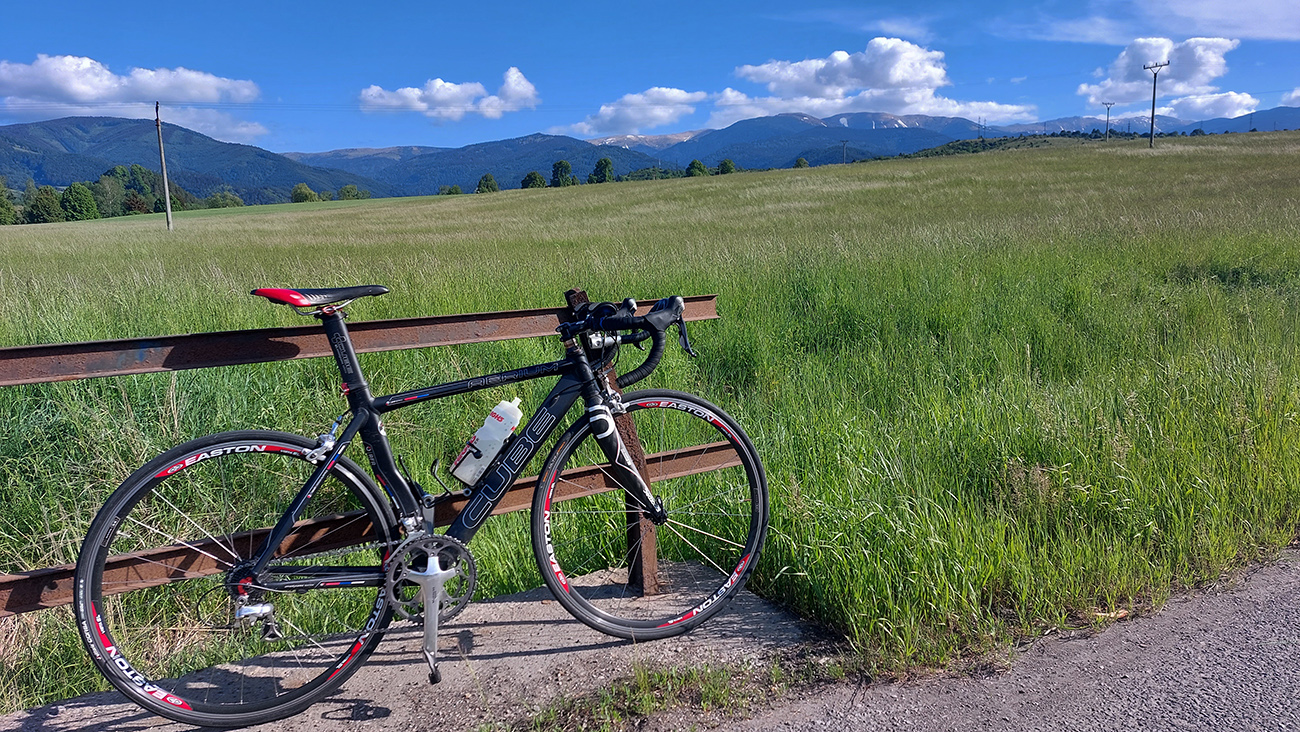 Naľavo_začína_prehliadka_kopčekov_nízkotatranského_hrebeňa...