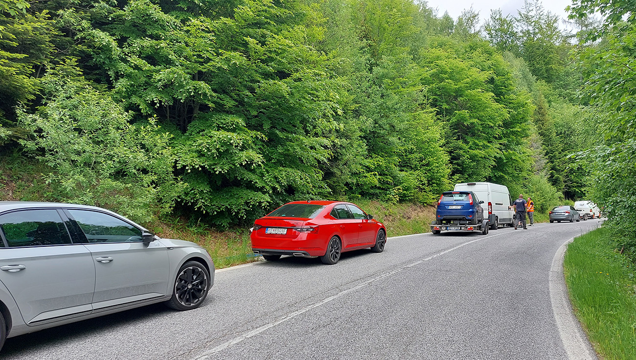 Pred_križovatkou_za_Rakovcom_uzávera:_musím_sa_vrátiť,_minimálne_4_km.