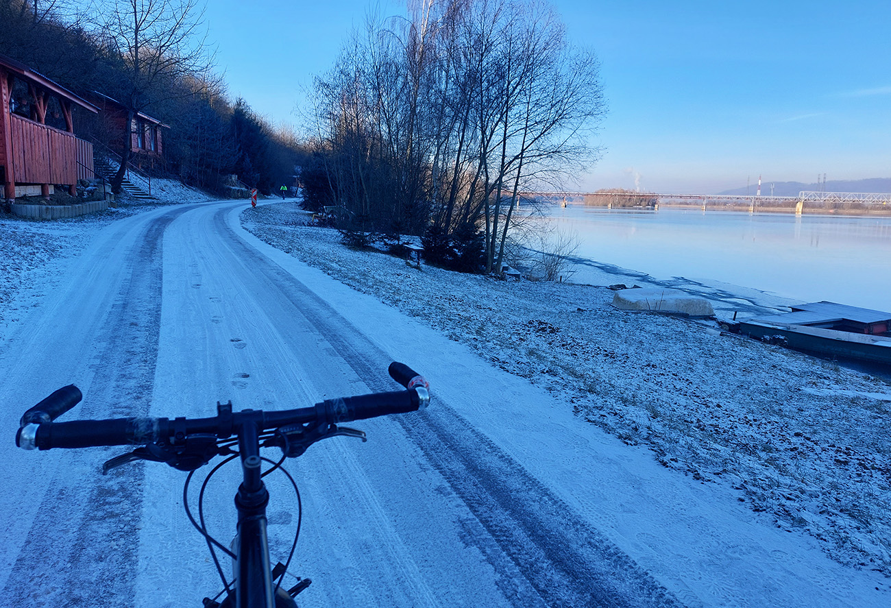 Popri vodnom diele pomaly a opatrne, šmýkalo to už tu. Popri_vodnom_diele_pomaly_a_opatrne,_šmýkalo_to_už_tu.