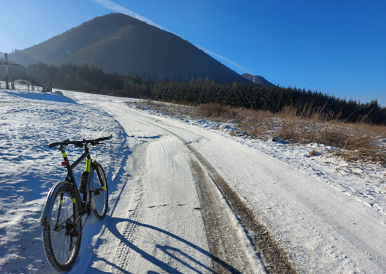 Nad Stráňavami takto zo zamrznutej asfaltky na ešte zamrznutejšiu šotolinu. Nad_Stráňavami_takto_zo_zamrznutej_asfaltky_na_ešte_zamrznutejšiu_šotolinu.