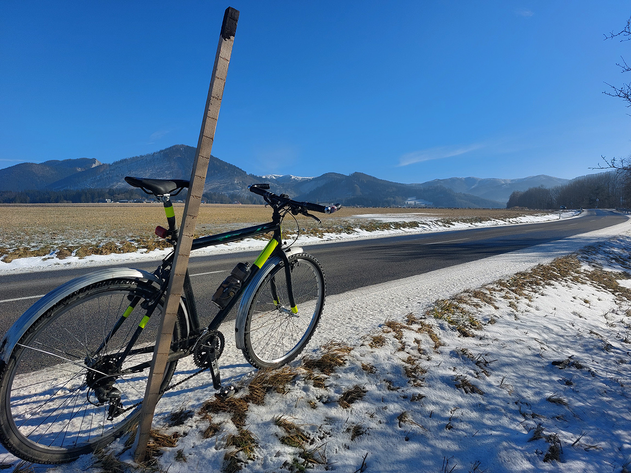 Dlho, rovno do Kuneradu, vpredu dočasne nie slnko, ale Martinské hole... Dlho,_rovno_do_Kuneradu,_vpredu_dočasne_nie_slnko,_ale_Martinské_hole...