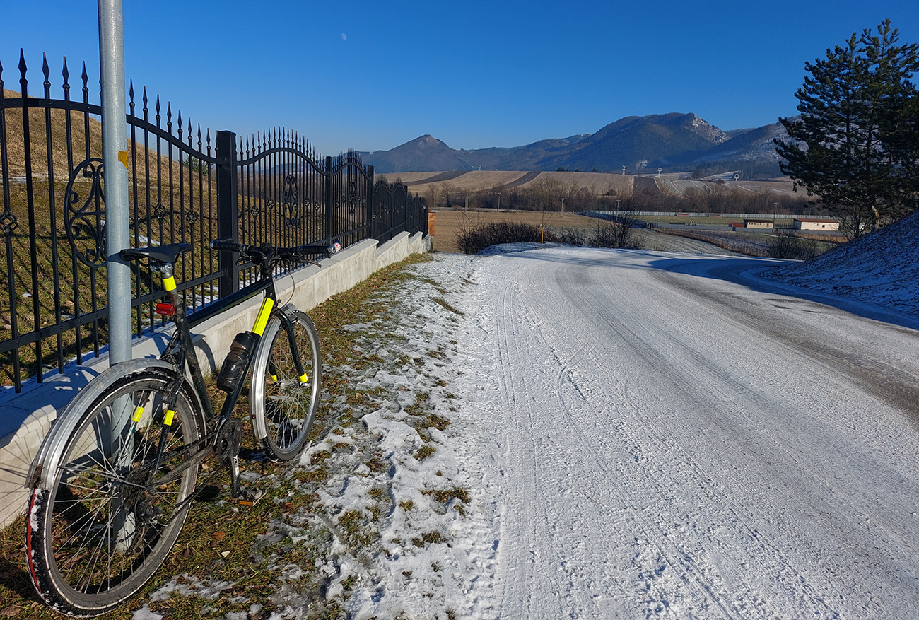 Z Konskej von: ďalší zo série zjazdíkov na sever otočených a v tieňoch položených. Z_Konskej_von:_ďalší_zo_série_zjazdíkov_na_sever_otočených_a_v_tieňoch_položených.
