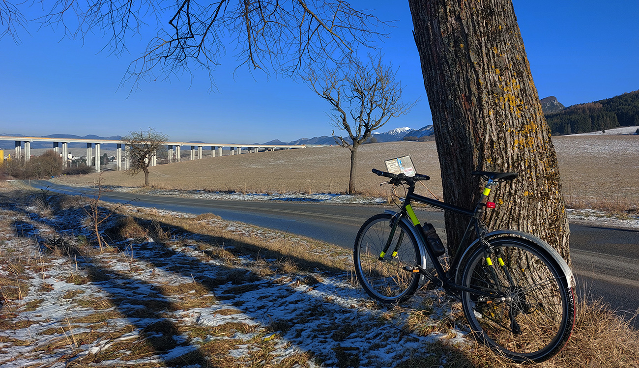 Nazad na kopci medzi Turím a Višňovým: diaľnicou sprznená panoráma. Nazad_na_kopci_medzi_Turím_a_Višňovým:_diaľnicou_sprznená_panoráma.