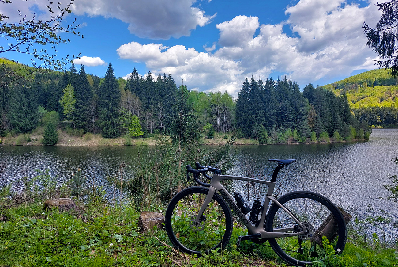 ...keď cesta kopíruje západný breh nádrže. ...keď_cesta_kopíruje_západný_breh_nádrže.