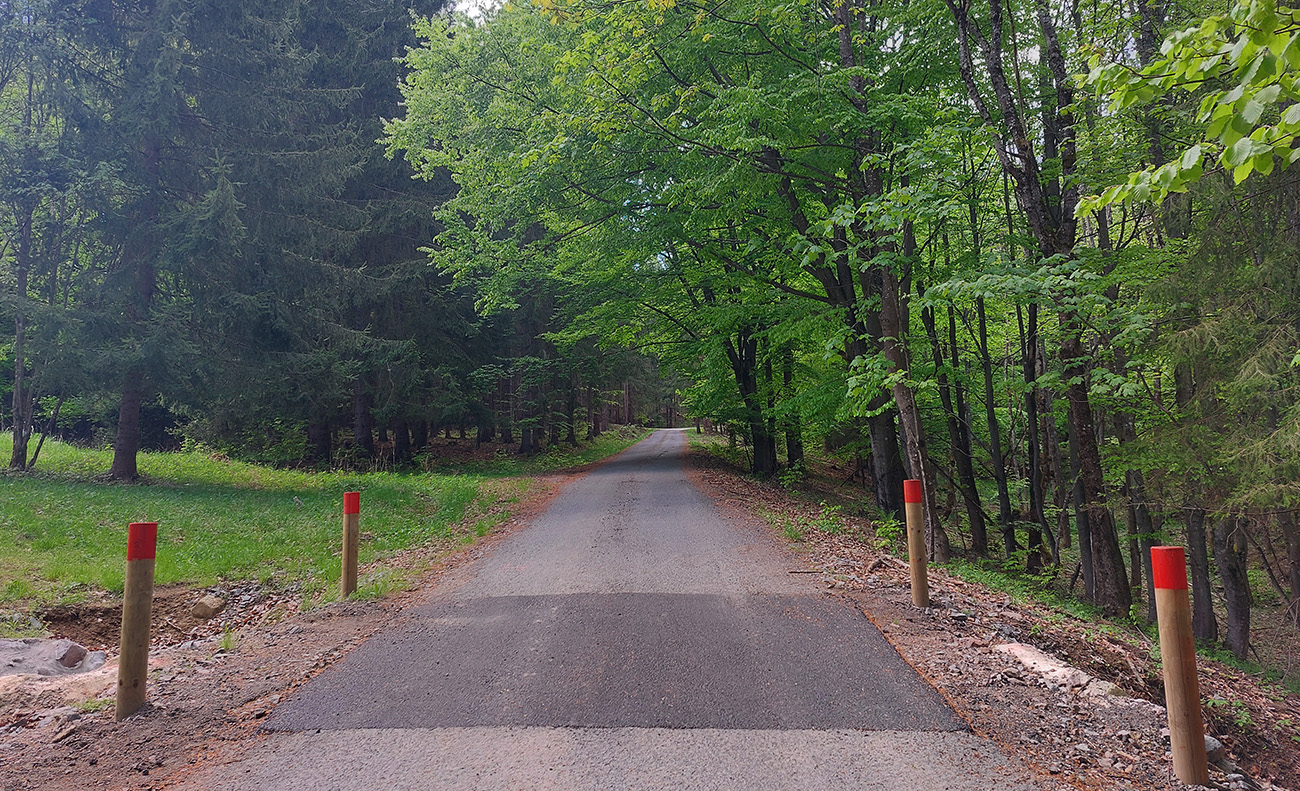 Pri opravenom priepuste tesne pod križovatkou sa sklon zmierňuje. Pri_opravenom_priepuste_tesne_pod_križovatkou_sa_sklon_zmierňuje.