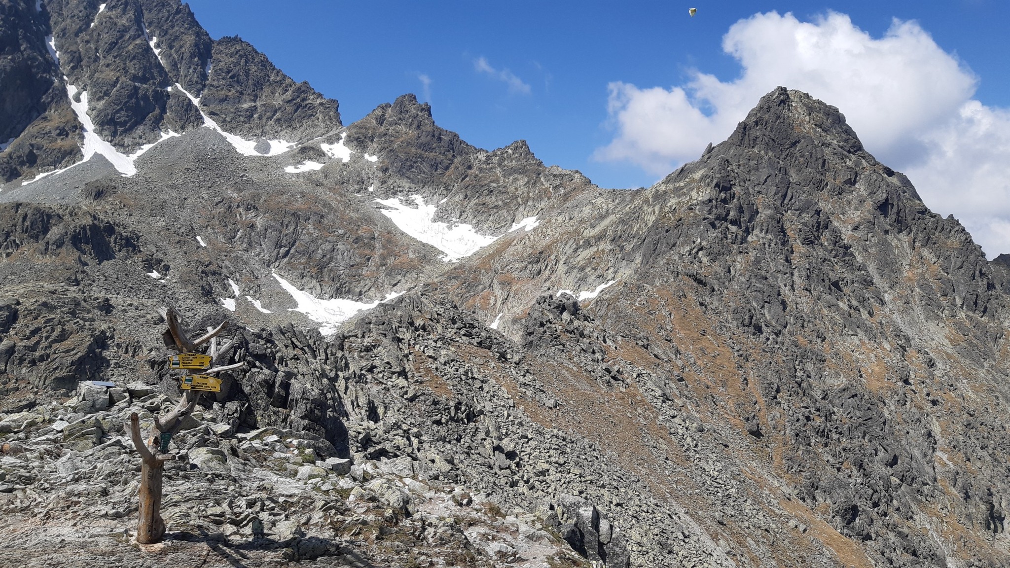 pohľad z Poľského hrebeňa, vpravo v popredí Velický štít, ním sa začína pohľad_z_Poľského_hrebeňa,_vpravo_v_popredí_Velický_štít,_ním_sa_začína