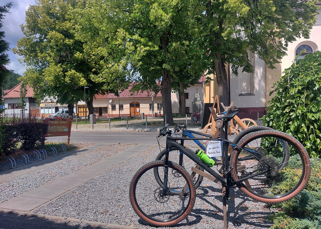 Dobre_sa_sedí_aj_visí_pri_kofolke_v_Mníchovom_dvore.